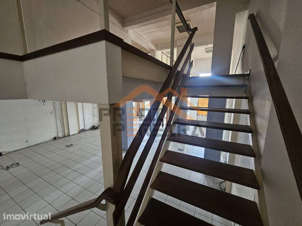 Situada na Póvoa de Santo Adrião, Odivelas, loja/armazém com 230 m². - Grande imagem: 3/21