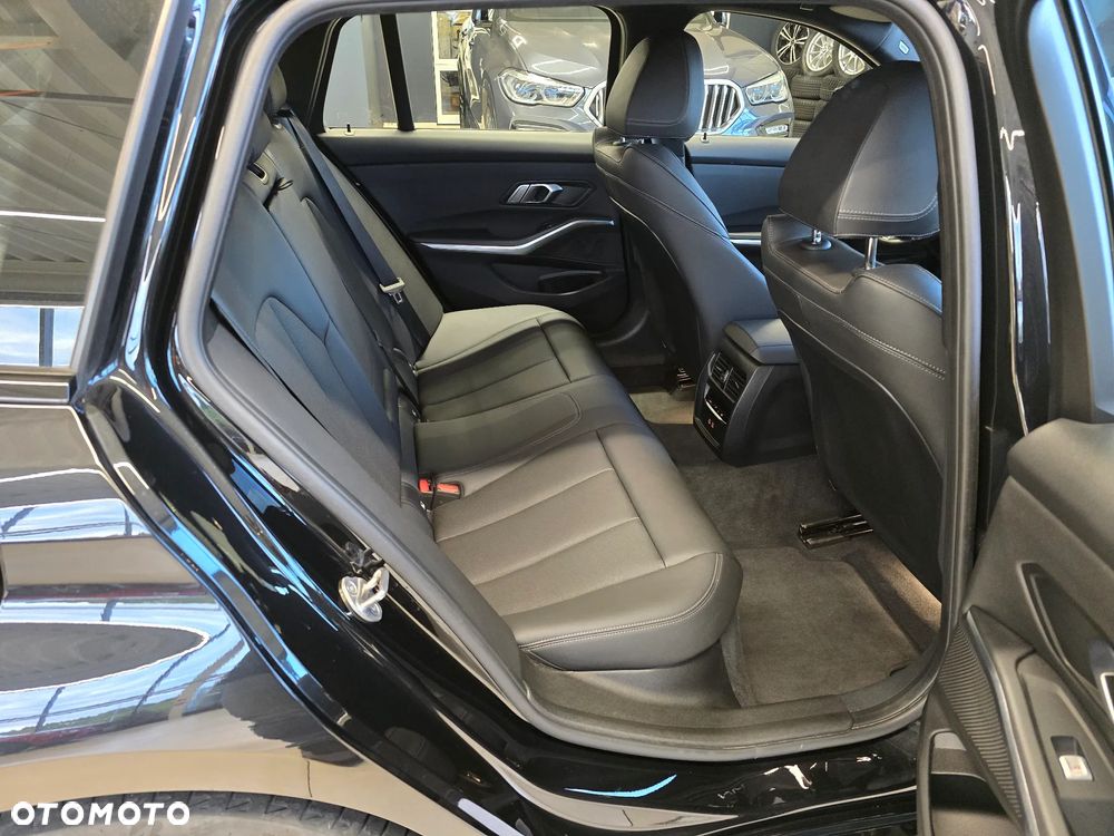 BMW Seria 3 318i M Sport - 11