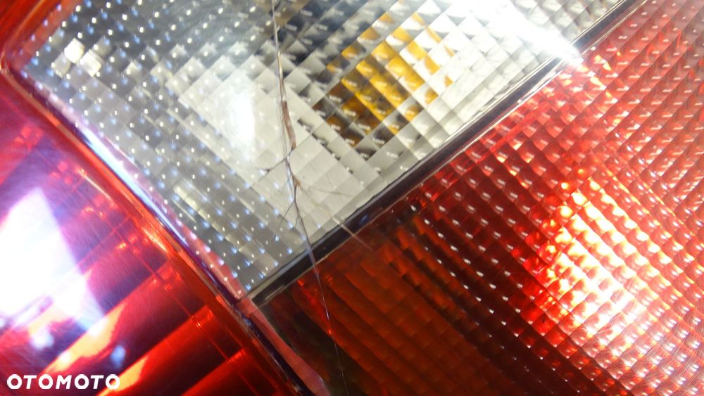 LAMPA LEWA TYLNA TOYOTA YARIS II 1.0 - 3