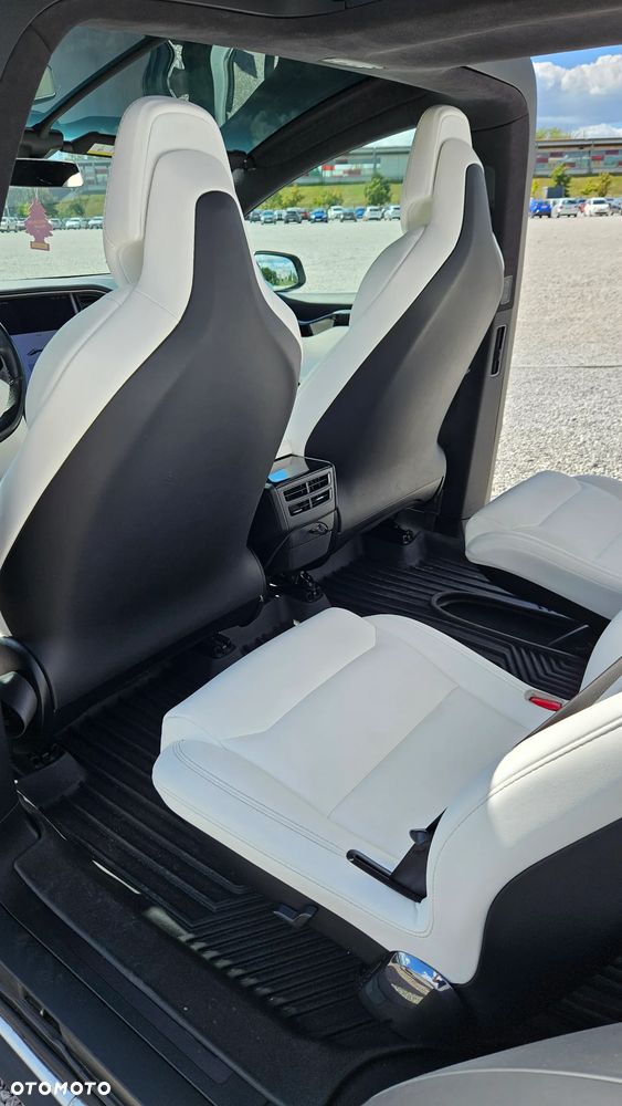 Tesla Model X - 16