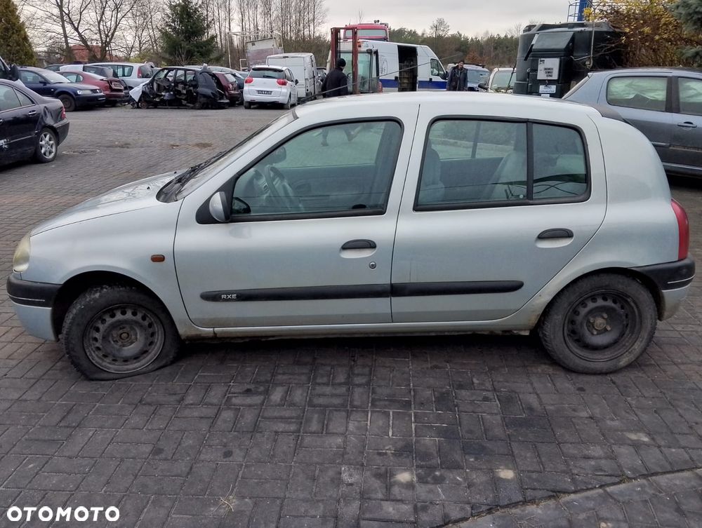 Renault Clio II (98-01r.) 1.4 B 74KM. Silnik E7J 634 Skrzynia JB1966 lakier MV632. Cały na części. GWARANCJA !!!  Przód Tył Zestaw Komplet Drzwi Klapa Zderzak Błotnik Maska Grill Atrapa Szyba Pas Lampa Lusterko Boczki Fotel Kanapa Kokpit Deska Rozdzielcza Przełącznik Włącznik Sterownik Przewody Wiązka Instalacja Moduł Komputer Czujnik Listwa Pompa Alternator Wtryski Głowica Rozrusznik Kompresor Sprzęgło Dwumas Silnik Skrzynia ABS Klimatyzacji Paliwa Wspomagania Kolektor Turbina Przepustnica Zawór Chłodnica Koło Hak Belka Sanki Zawieszenie Mcpherson Półoś Amortyzator Wydech Tłumik Zacisk Most - 4