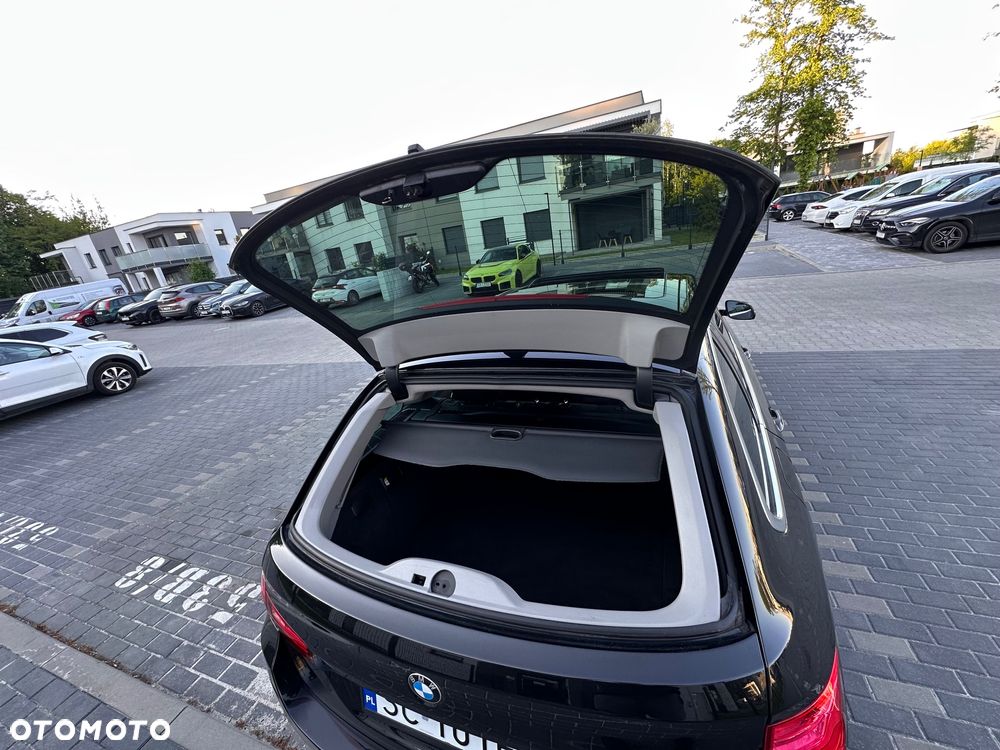 BMW Seria 5 525d xDrive Sport-Aut - 29