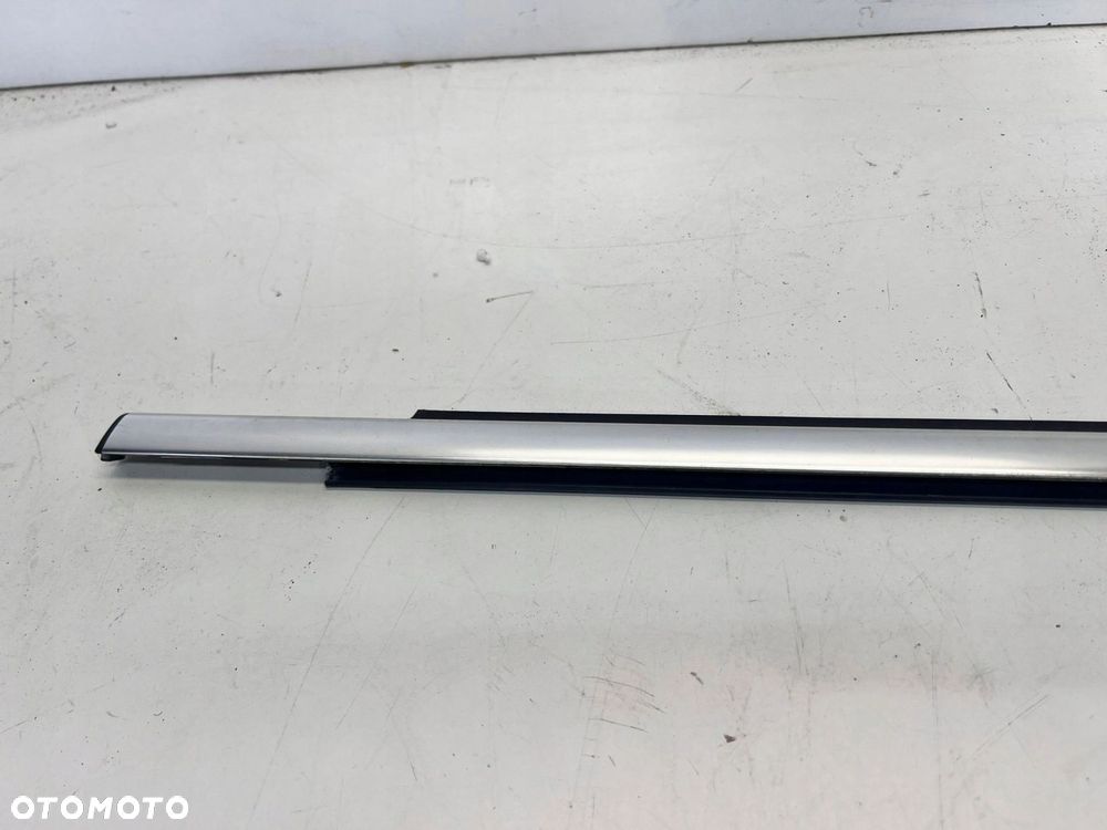 LISTWA ZGARNIAJĄCA SZYBĘ DRZWI LEWY TYŁ VW TIGUAN 5N0839475 CHROM - 4