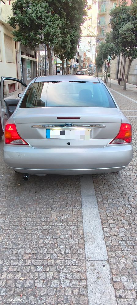 Ford Focus 1.6 Ghia - 2