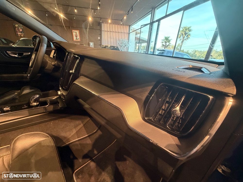 Volvo XC 60 2.0 T8 PHEV R-Design AWD - 45