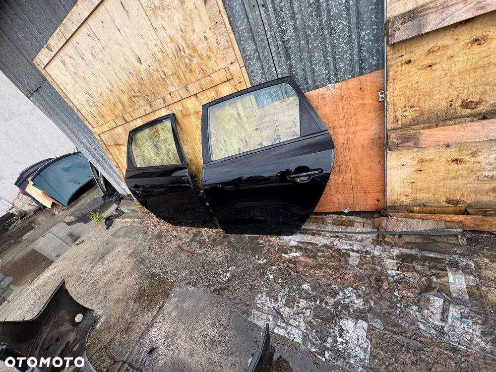 Hyundai i30 kombi kolor 9F czarny czarne   Drzwi tylne tył prawe lewe -500zl szt  Progi lift -150 sztuka   Lampy tył tylnie prawa lewa 150szt   Belka tył tylnia kombi 150sztuka   Zderzak tył tylni lift 450   Klapa bagażnika klapa tył 800zl   Podszybie 100zl   Posiadam wiele części do tego modelu  Szybka wysyłka - 7