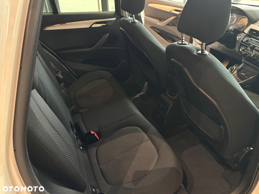 BMW X1 sDrive18i Advantage - 24