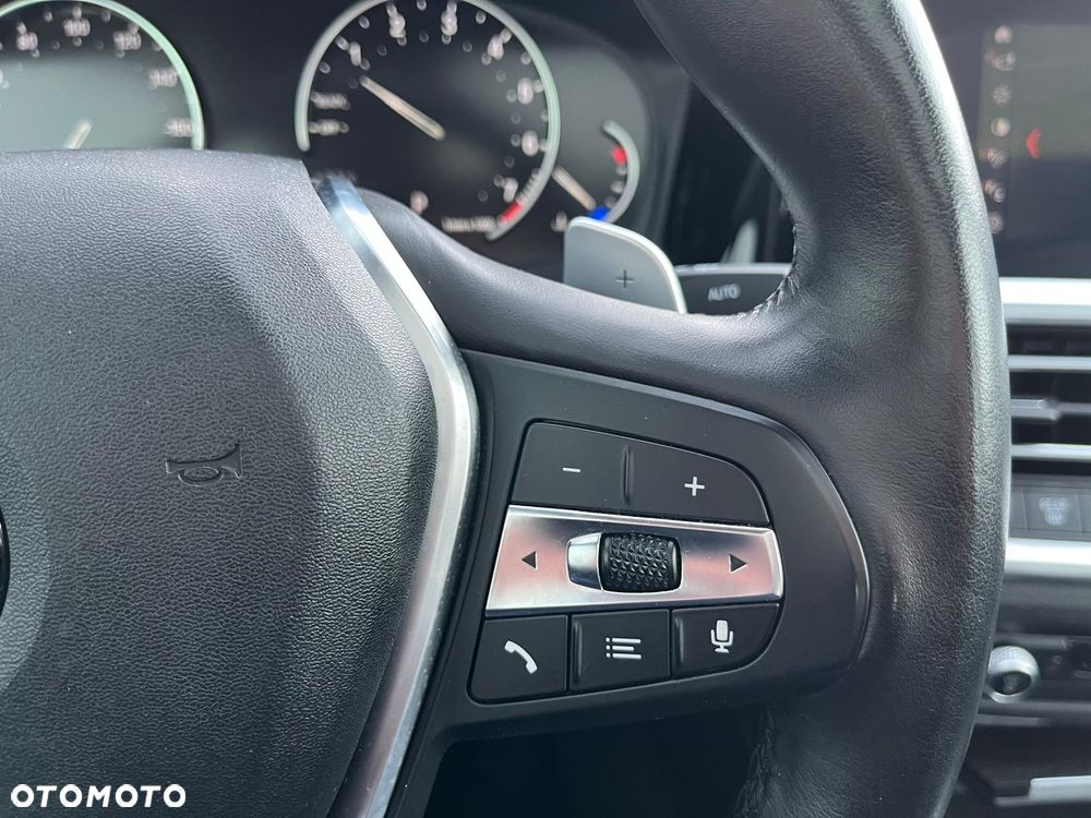 BMW Seria 3 330i xDrive - 9