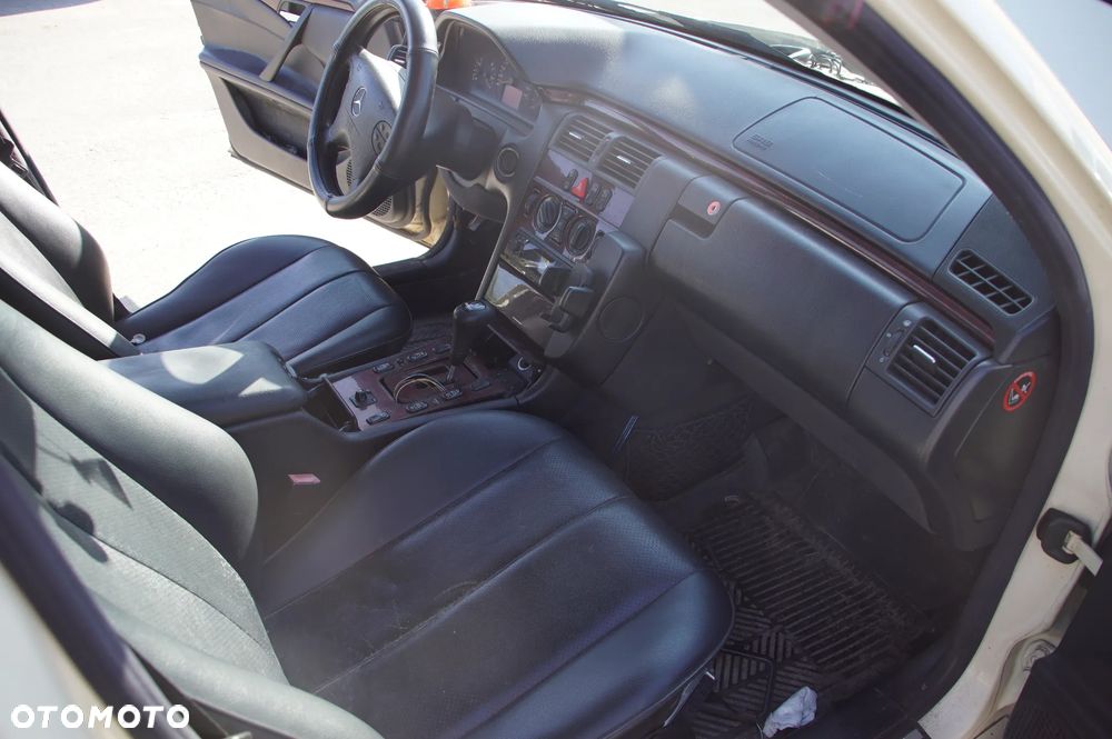 Auto na części - Mercedes E-Klasa W210 Lift 220 CDI 2.2 CDI 143 KM 611961 722699 623 1999R Silnik Skrzynia Maska Klapa Drzwi Szyba Lusterko Klamka Błotnik Deska Kokpit Sterownik Moduł Licznik - 15