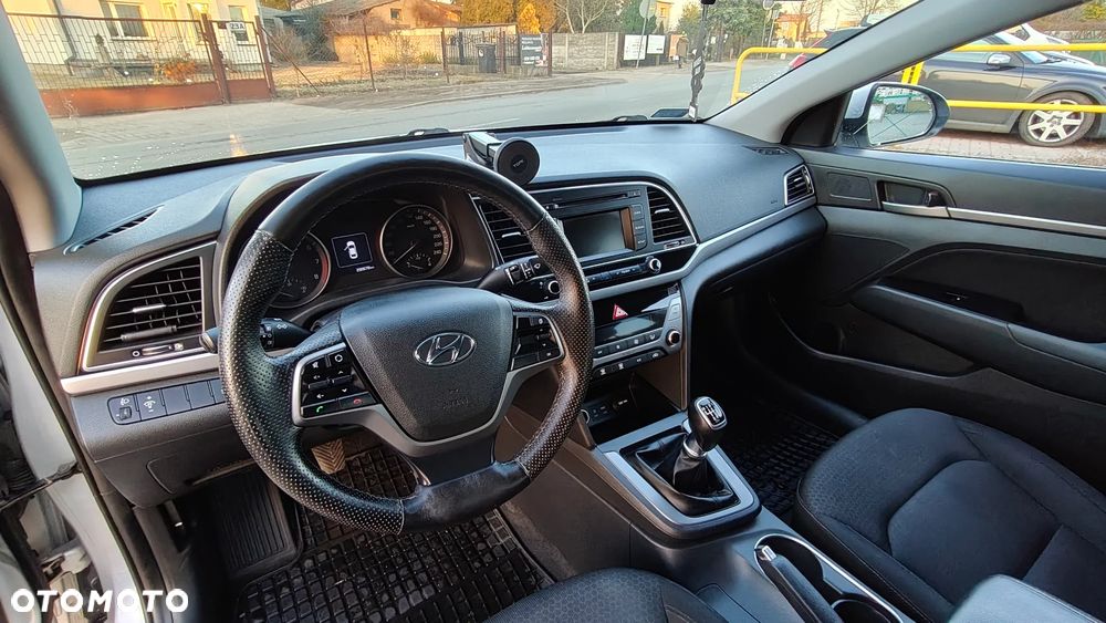 Hyundai Elantra 1.6 Comfort - 6