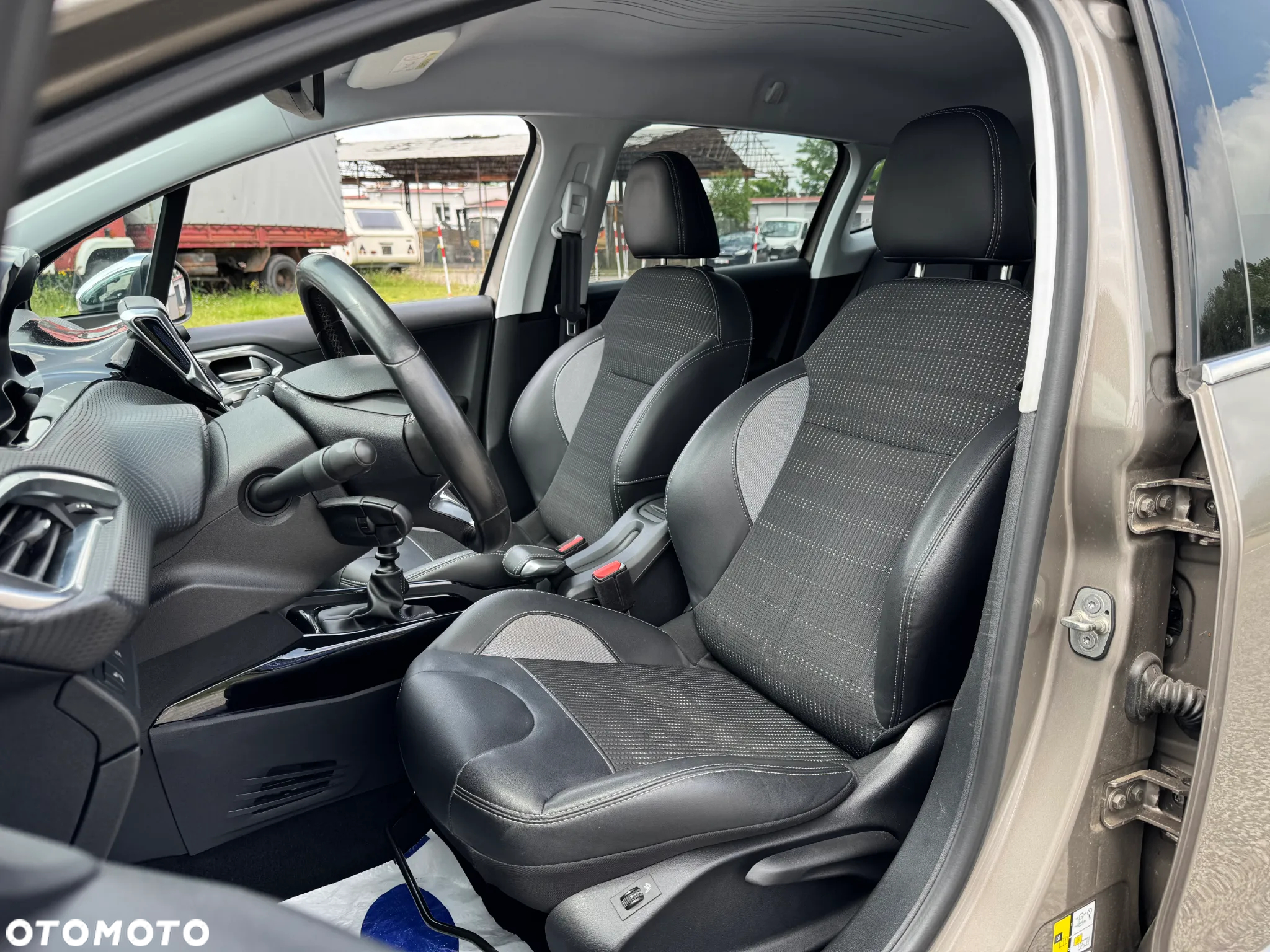Peugeot 2008 1.2 PureTech Allure Pack S&S - 4
