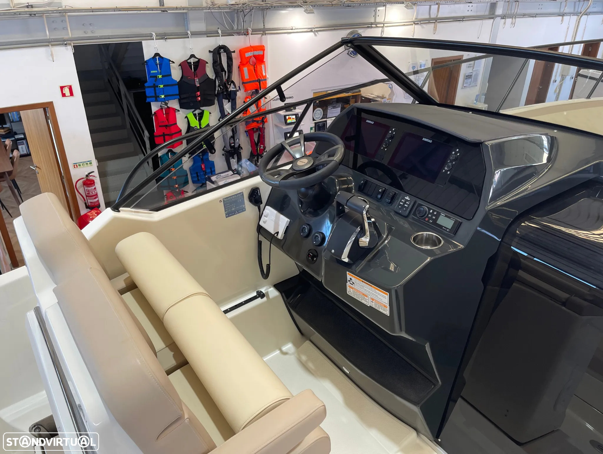 Quicksilver Activ 875 Sundeck - 8