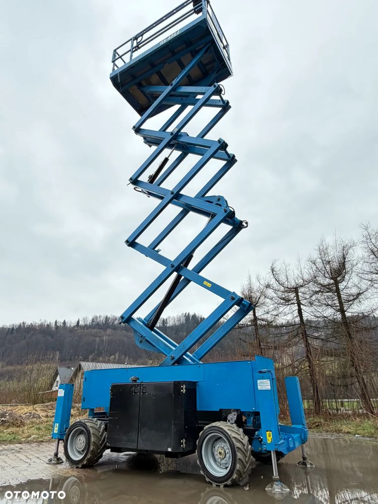 Genie Zwyżka Terenowa GS-4069RT Podnośnik Nożycowy Dźwig 14,5 metra jak Nowa z salonu! 1300 mtg. 2016 rok, Fabryczna przetwornica! 2x Gniazdo 230v góra dół. Pochodzi z Norweskiego urzędu Komuny. Zadbana! 4x4 Silnik Kubota. Zero Luzów i wycieków. Aktualne Serwisy DEKRA BMWT. Wysuwany Balkon. Sterowana z dołu i góry. Okazja Tanio !! Dokumentacja! Bez DPF, adBLUE - 32