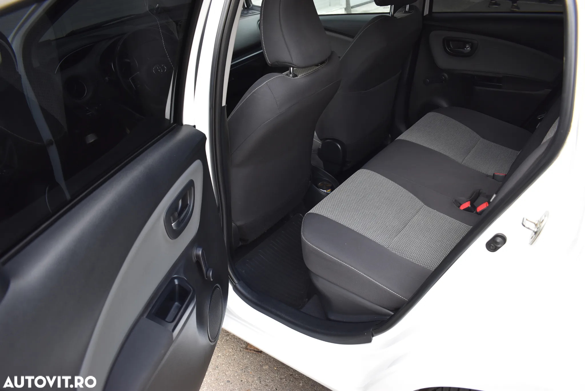 Toyota Yaris 1.5 VVT-i HSD Luna - 17