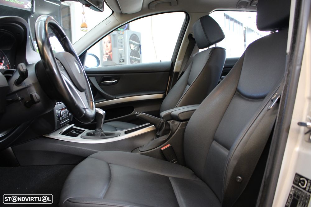 BMW 320 d Dynamic - 25