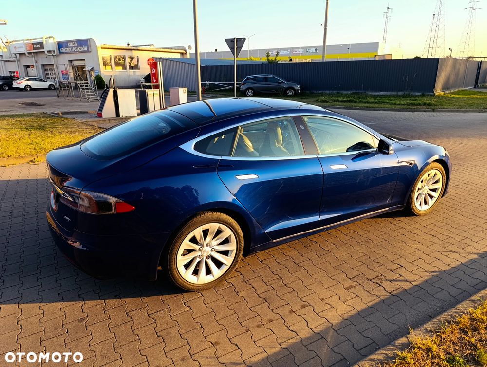Tesla Model S - 4