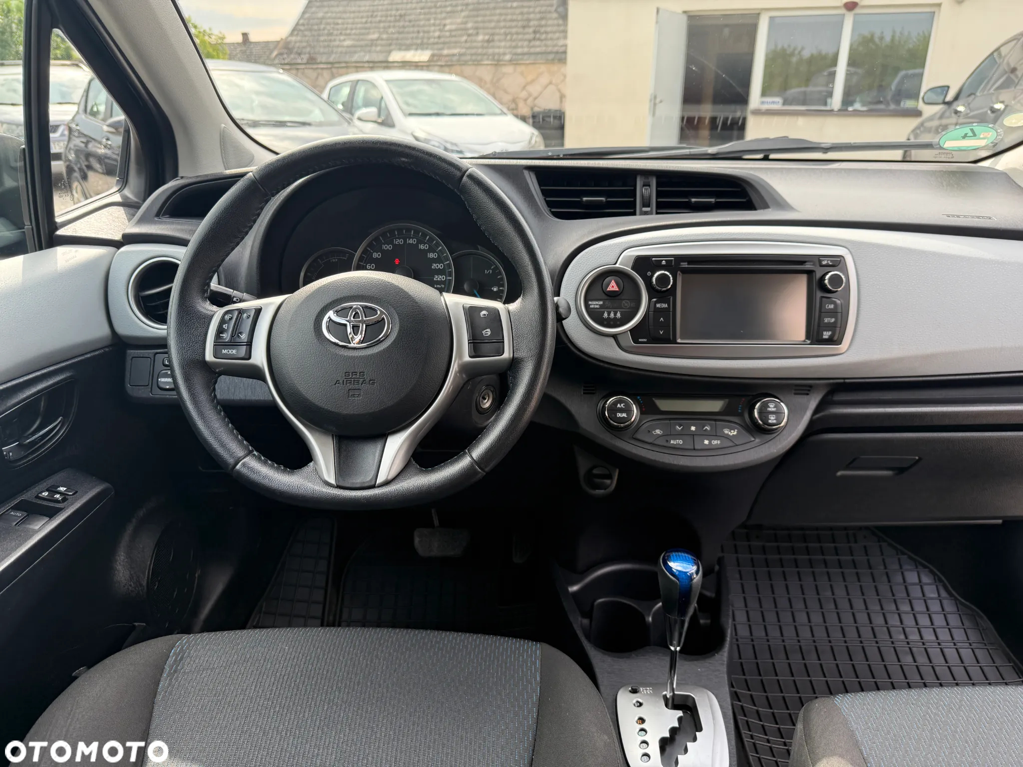 Toyota Yaris Hybrid 100 Dynamic - 30