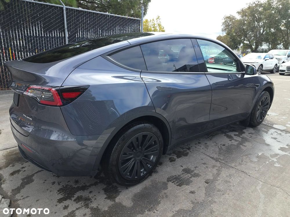 Tesla Y 83.1kWh Long Range AWD - 5