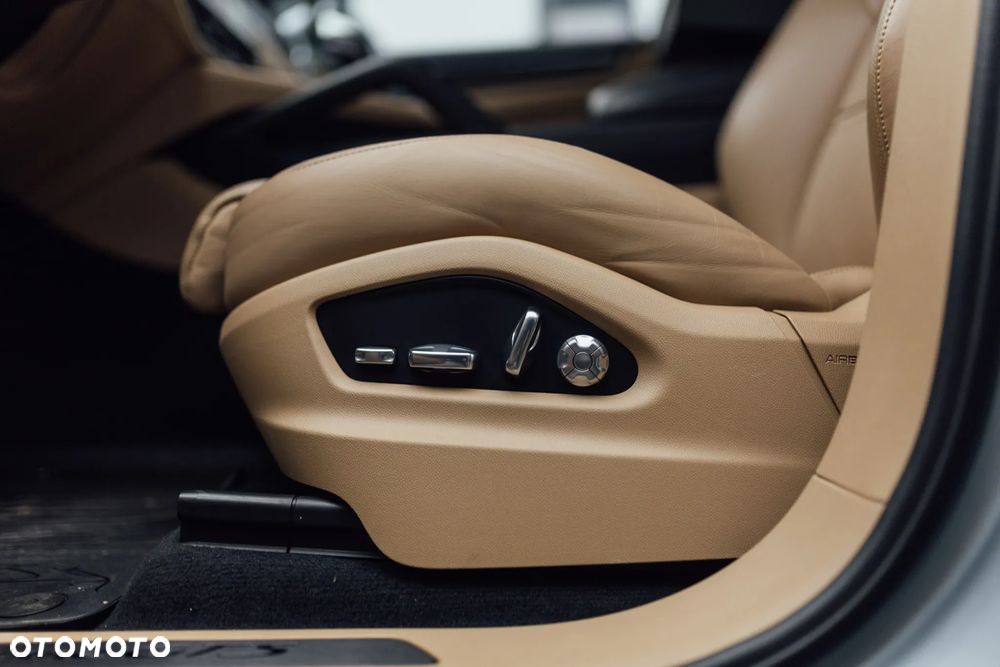 Porsche Cayenne - 26