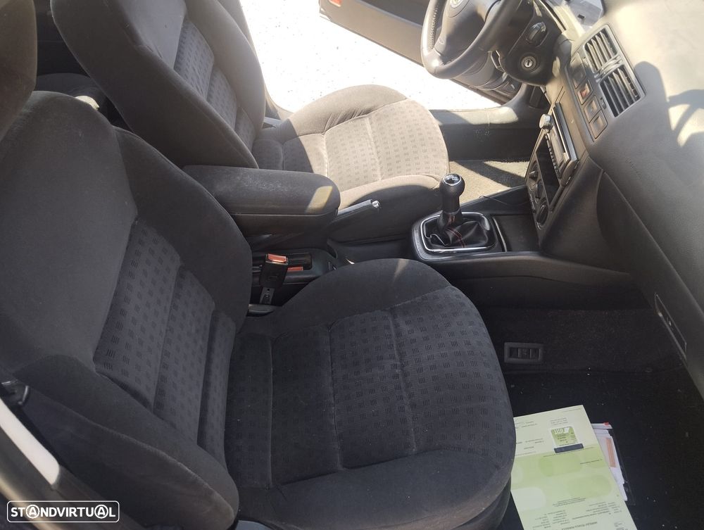 VW Bora 1.9 TDi Confortline - 10