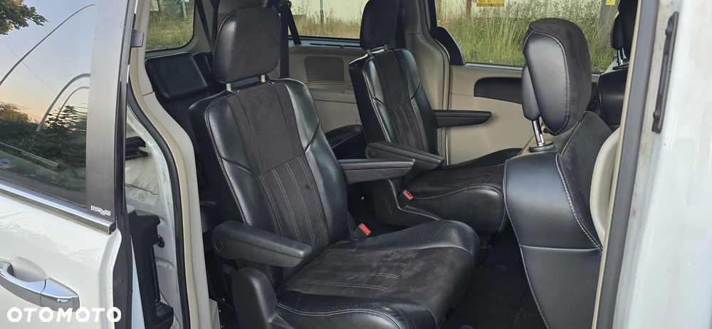 Chrysler Town & Country 3.6 Limited - 8