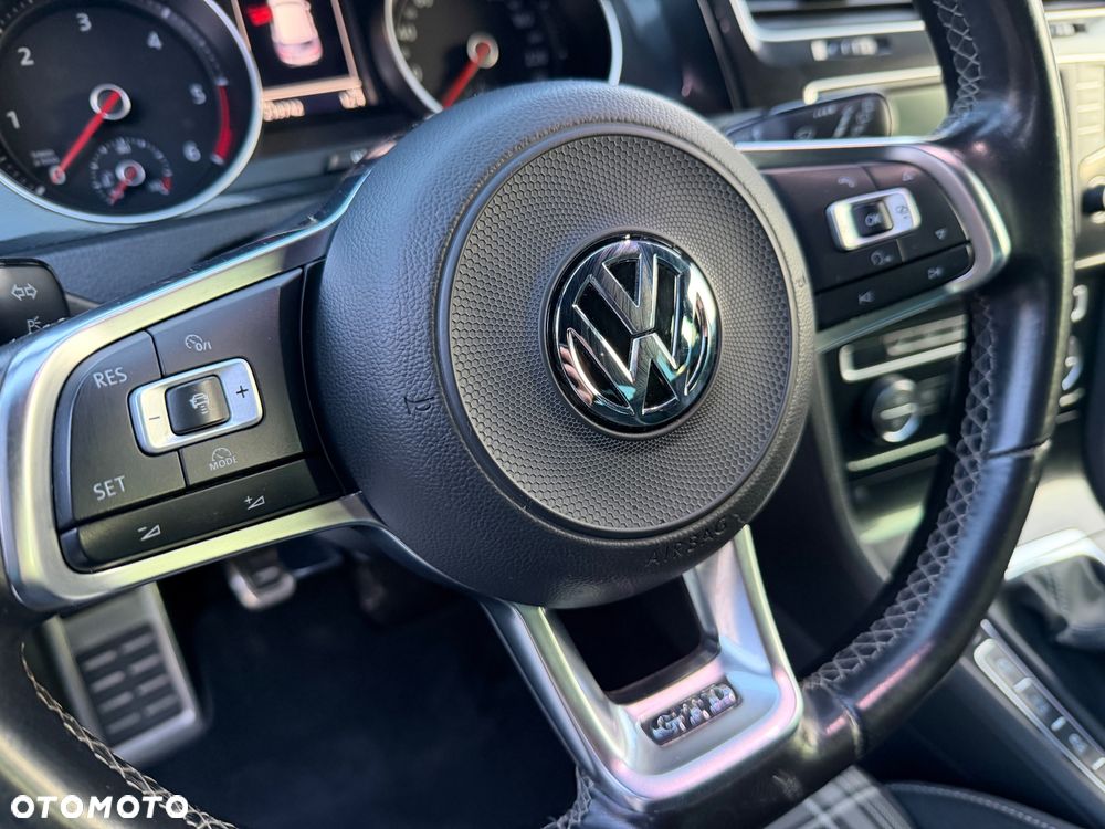 Volkswagen Golf - 25