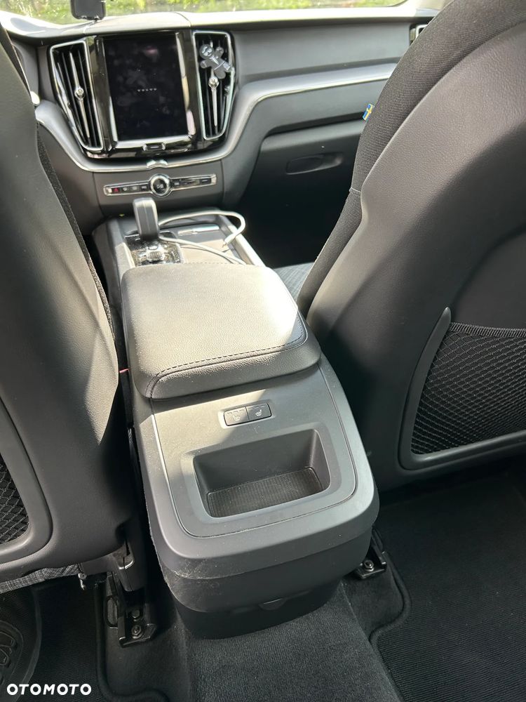 Volvo XC 60 B4 B Essential - 10