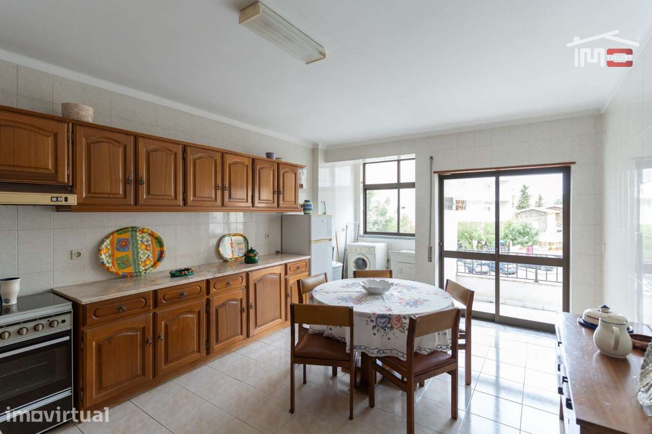 APARTAMENTO T3 MOBILADO COM ELEVADOR, SÓTÃO, LUGAR DE PARQUEAMENTO ... - Grande imagem: 2/30