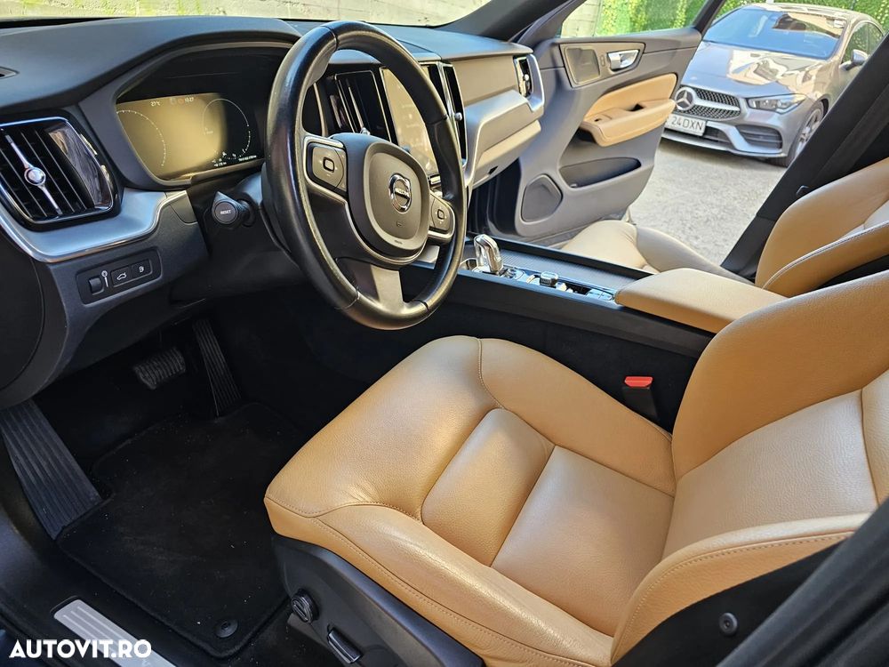 Volvo XC 60 T8 Twin Engine AWD Momentum Pro - 17