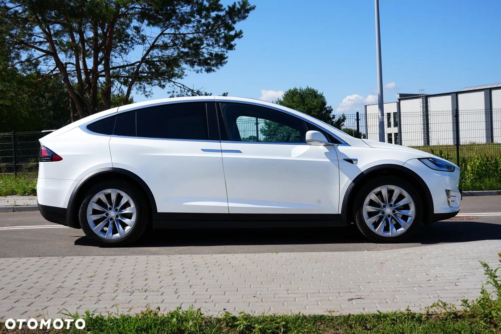 Tesla Model X - 4