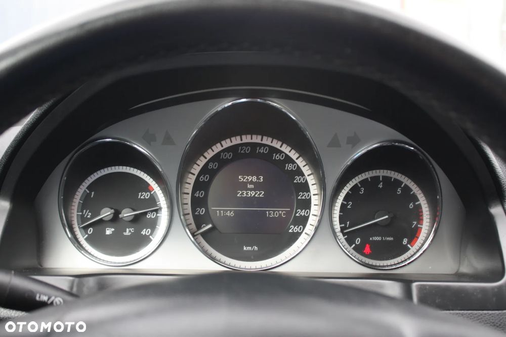 Mercedes-Benz Klasa C 180 CGI BlueEFFICIENCY Avantgarde - 23