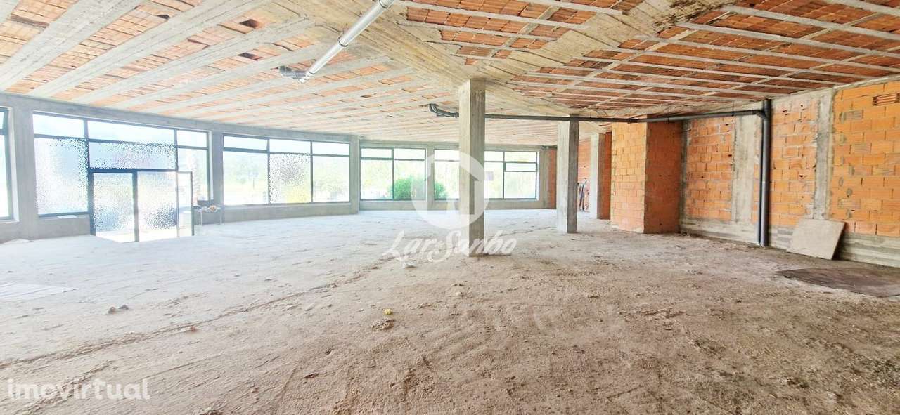 Loja com 607m2 com 7 Montras, Cave e Terraço em Madalena, Gaia - Grande imagem: 3/13