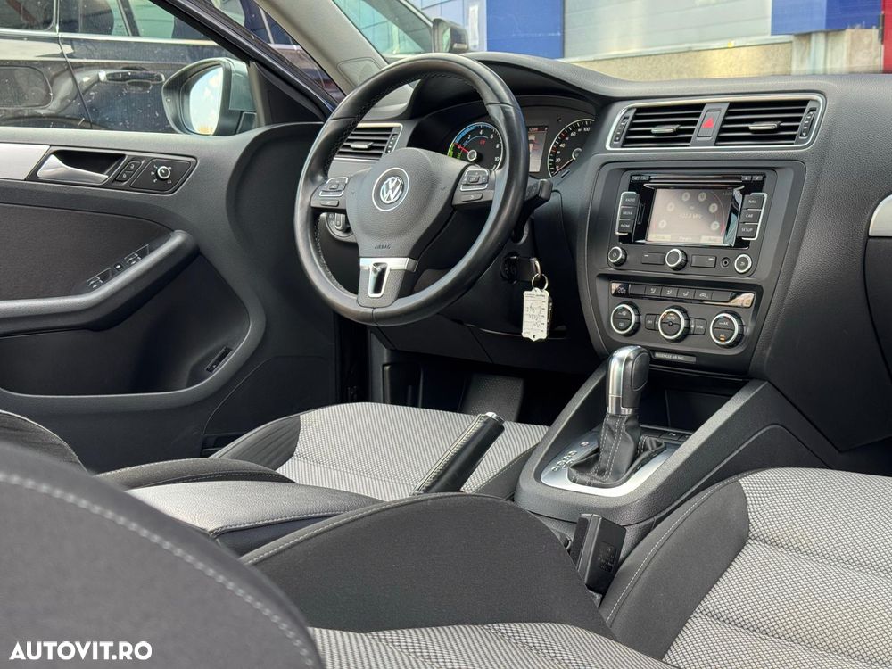 Volkswagen Jetta - 8