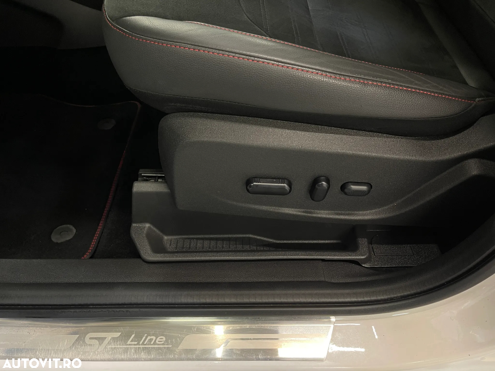 Ford Kuga 2.0 TDCi 4WD Powershift ST-Line - 24