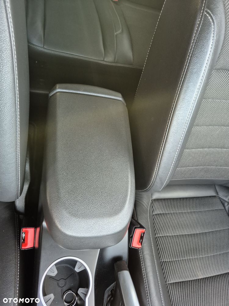 Ford Kuga 2.0 TDCi 2x4 Titanium - 25