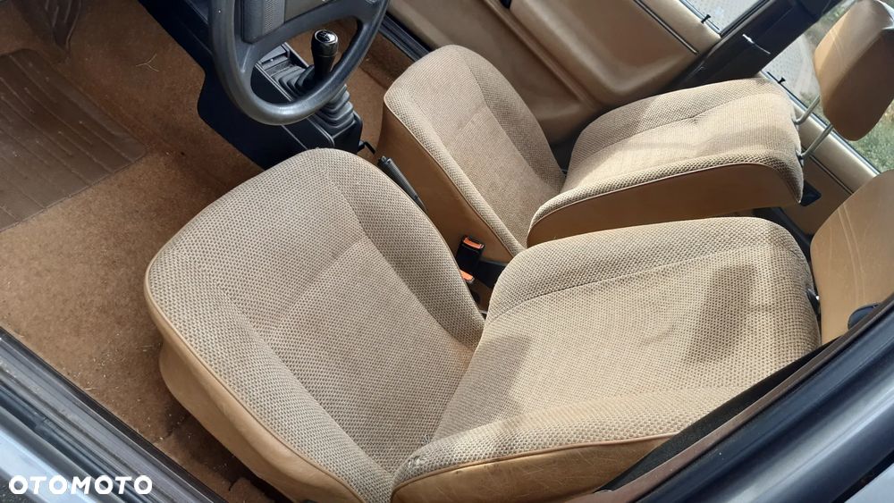 Volkswagen Passat 1.8 GL - 16