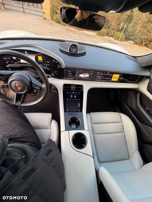 Porsche Taycan - 12