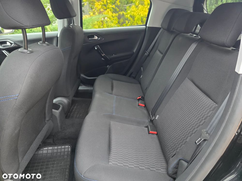 Peugeot 208 - 16