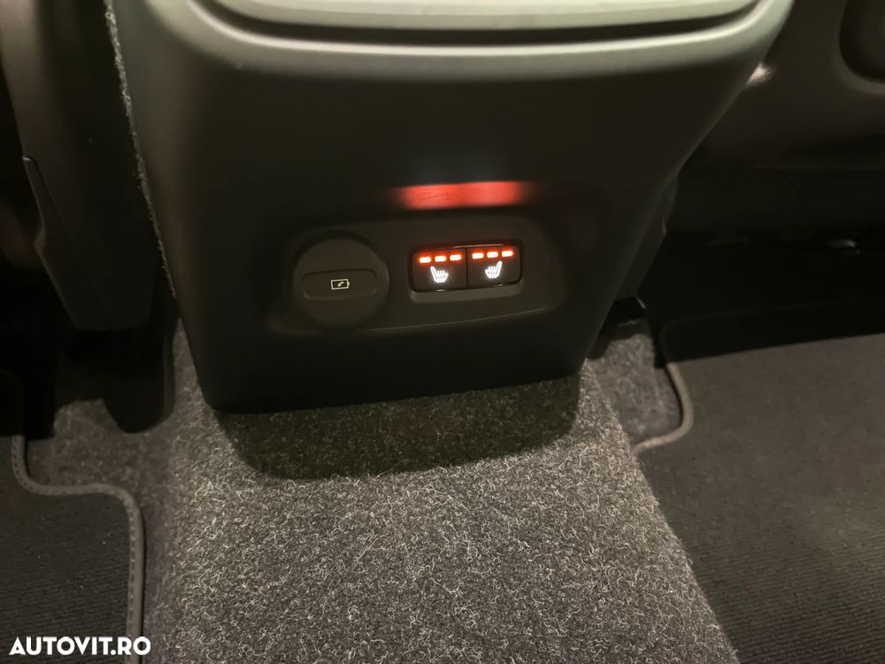 Volvo XC 40 B4 AT8 AWD Mild Hybrid Momentum Pro - 22