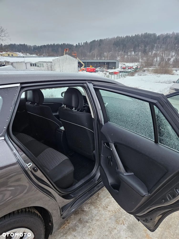 Toyota Avensis 1.8 Active - 12