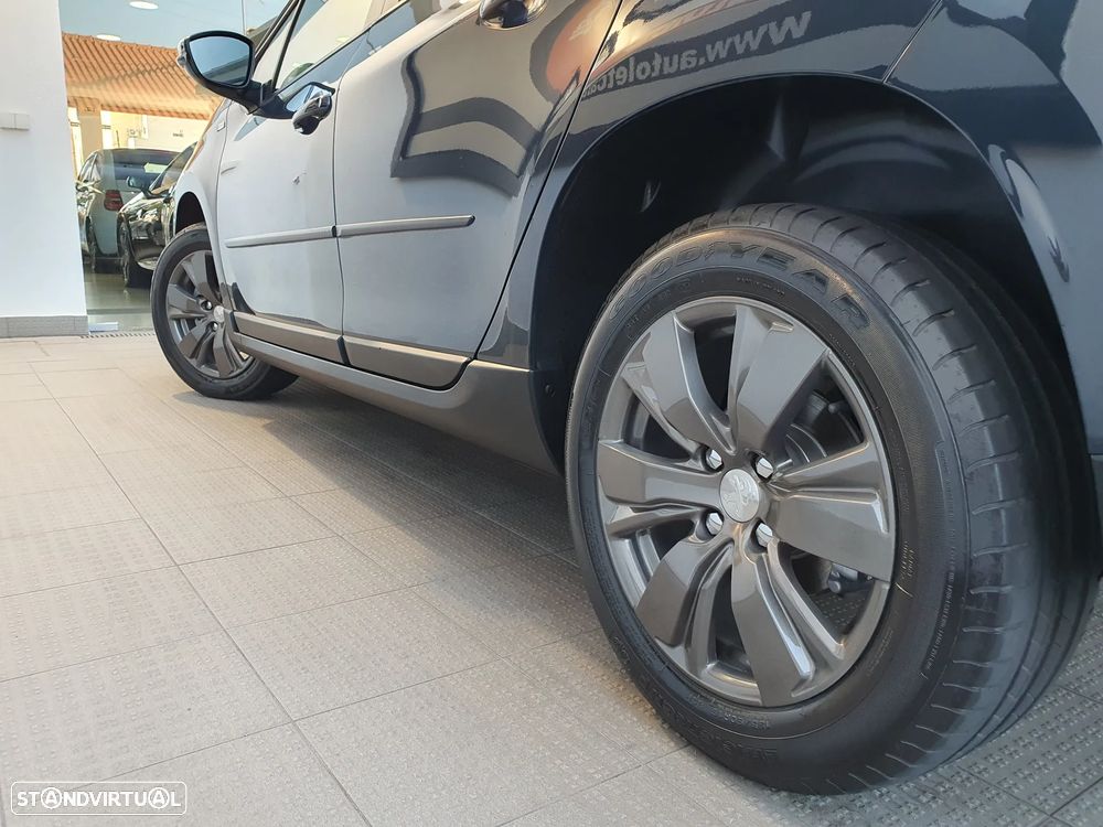 Peugeot 2008 1.2 PureTech Style EAT6 - 14