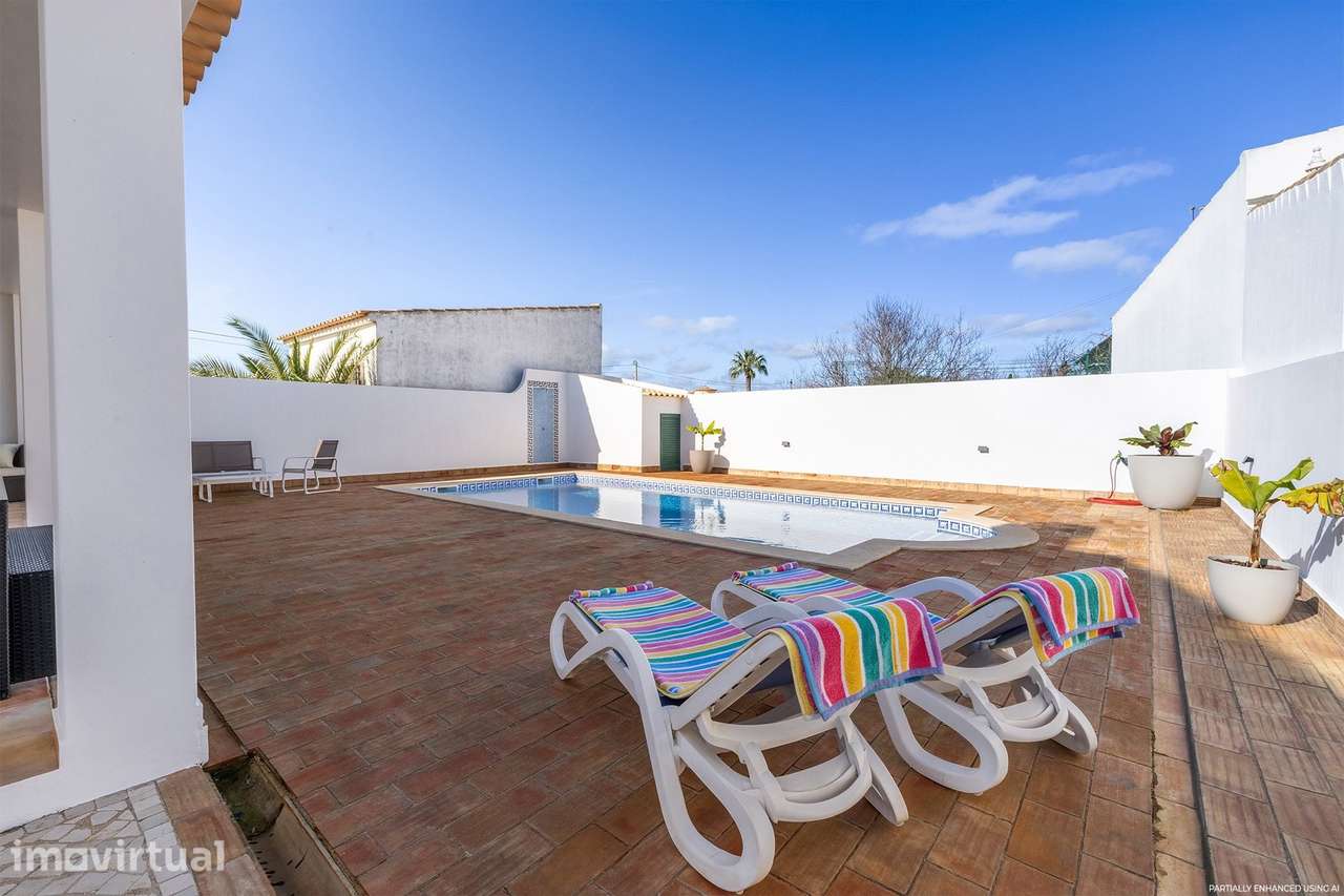 CHARMOSA MORADIA T3 COM GARAGEM E PISCINA, MONTINHOS DA LUZ - Grande imagem: 3/33