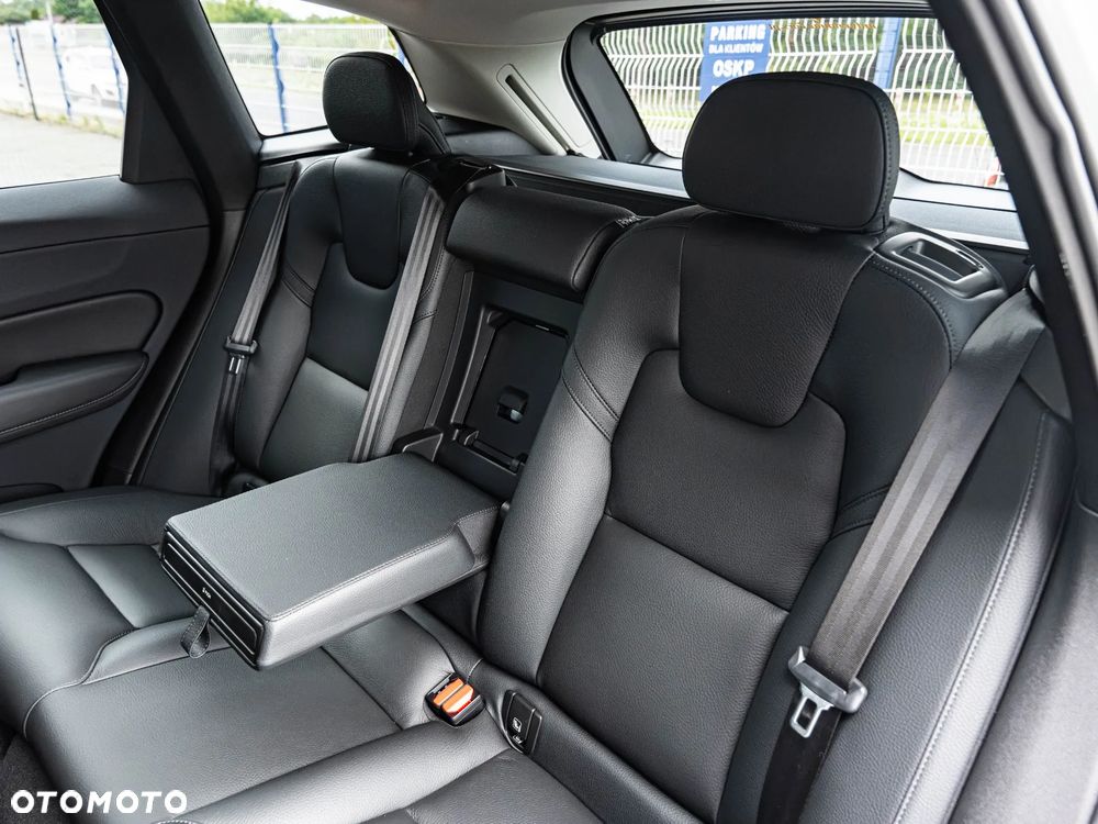 Volvo XC 60 B4 B Plus Dark - 29