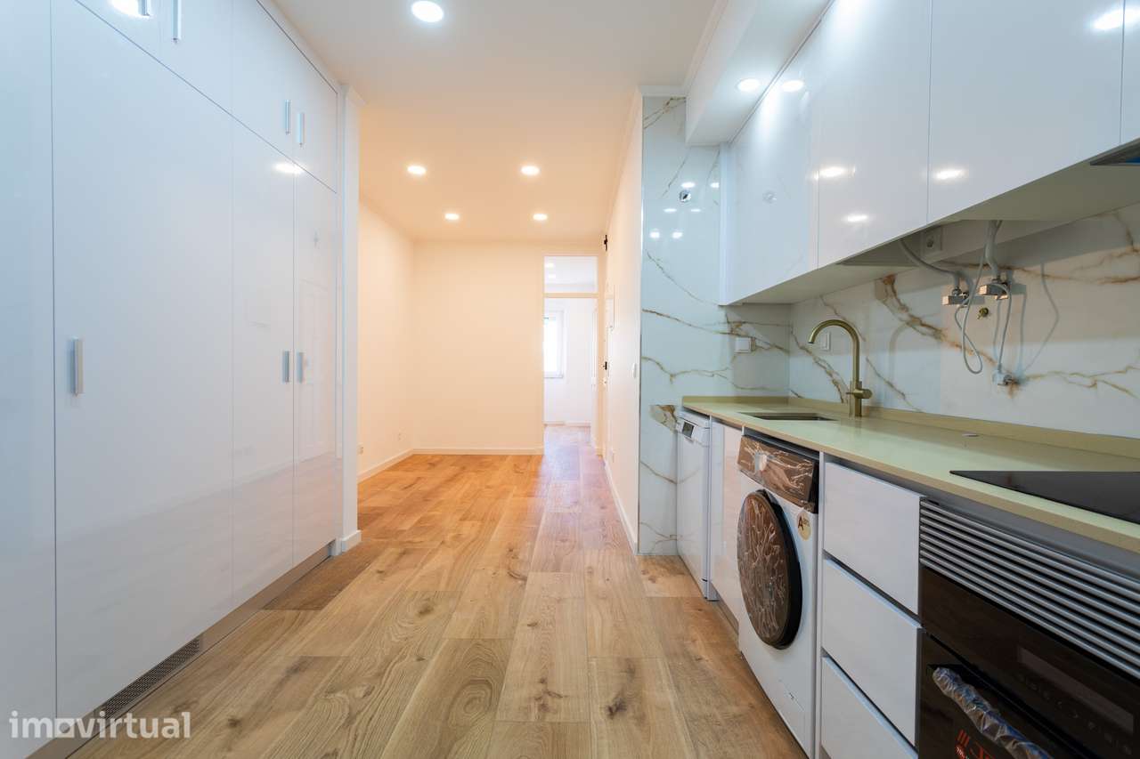 T1+1 Remodelado na Ajuda com Cozinha Totalmente Equipada - Grande imagem: 2/19