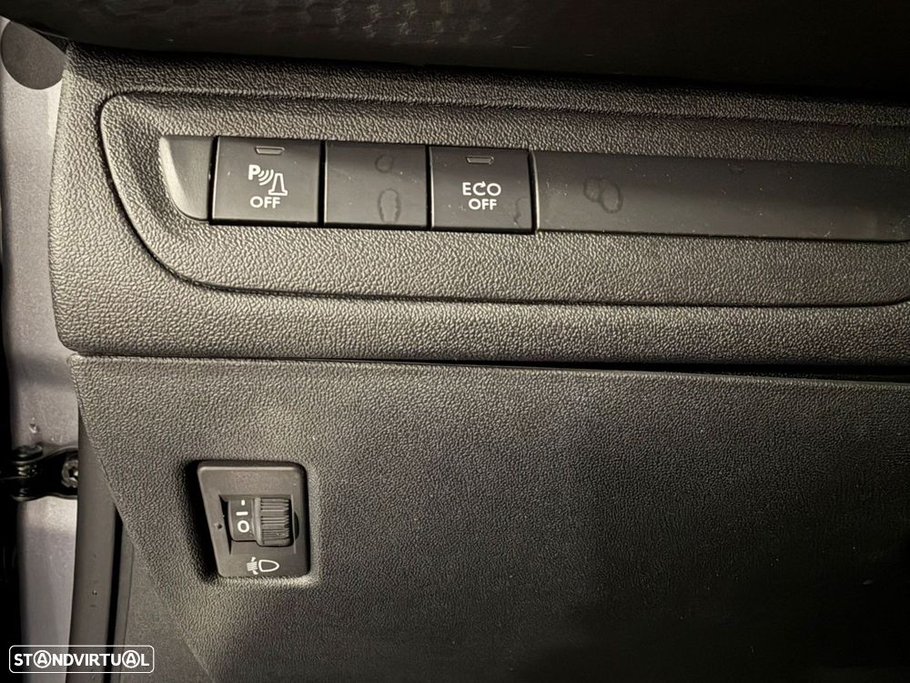 Peugeot 2008 1.2 PureTech Allure EAT6 - 23