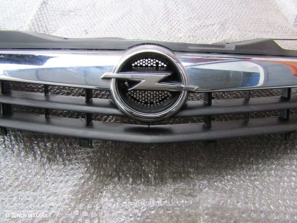 Grelha central Opel Astra GTC ano 2005  em bom estado - 6