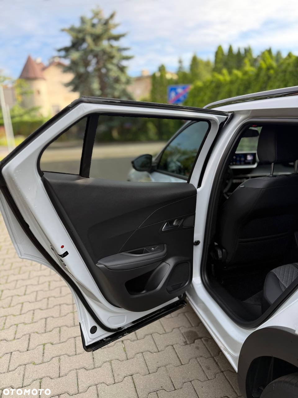 Peugeot 2008 e-2008 54kWh Allure - 7