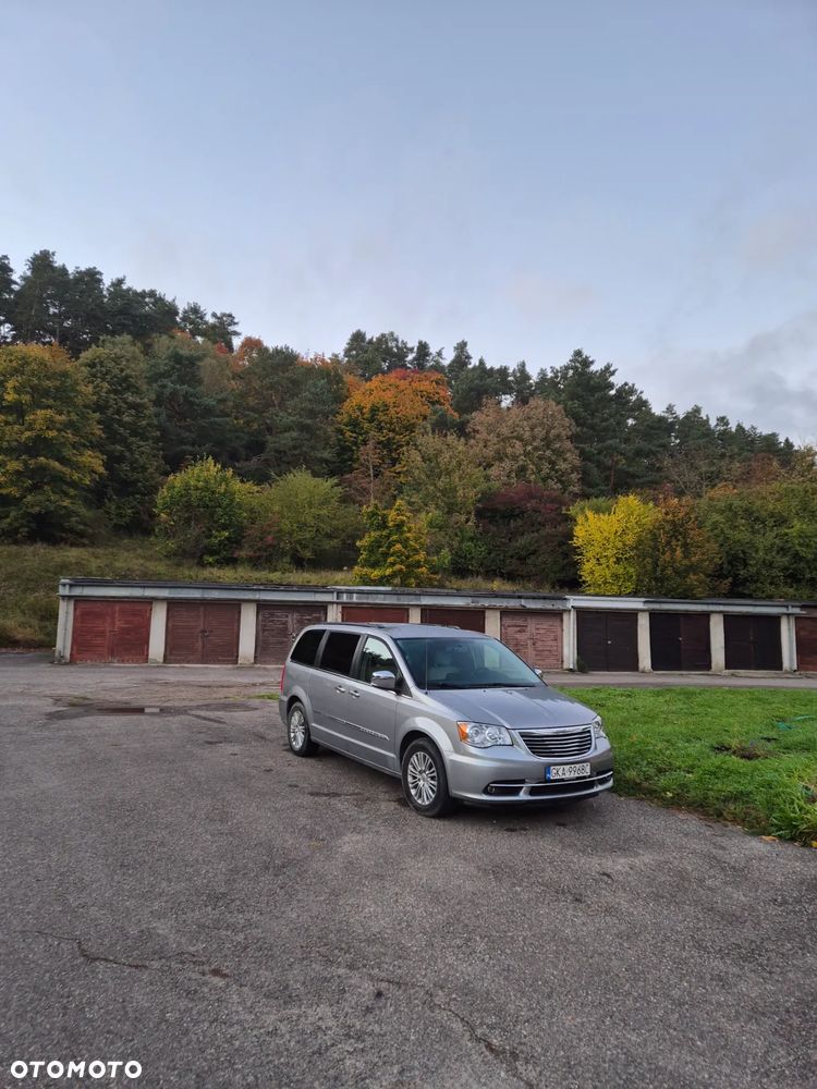 Chrysler Town & Country - 5