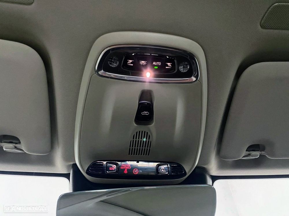 Volvo XC 60 2.0 B4 Momentum Plus Geartronic - 23