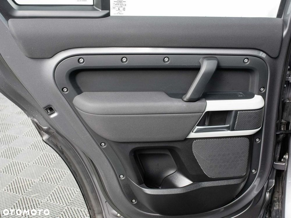 Land Rover Defender 3.0 D250 mHEV SE - 23
